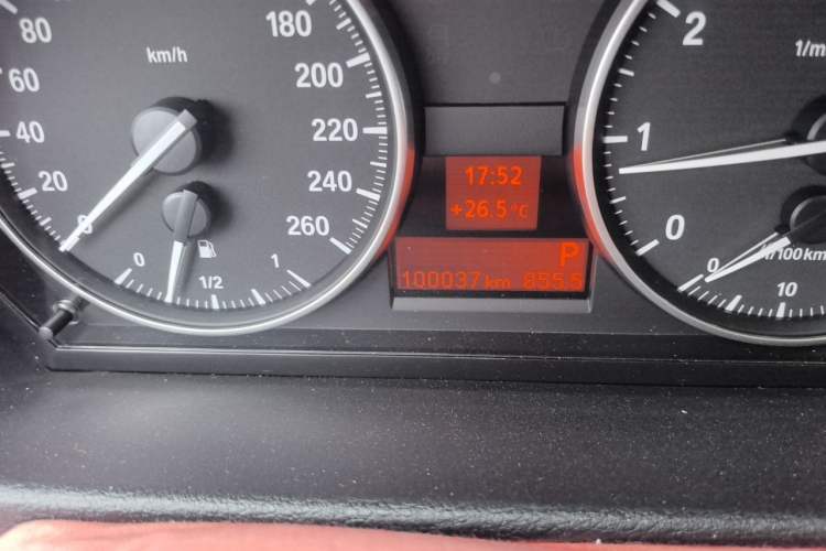 Used BMW X1 2015 sDrive18i Leading Edition Odometer Close Up