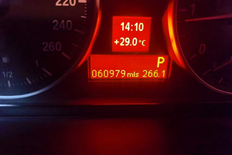Used BMW X1 2015 sDrive18i Fashion Upgrade Edition Odometer Close Up
