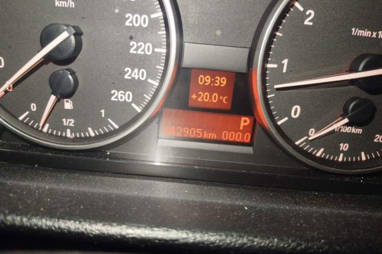 Used BMW X1 2015 sDrive18i Fashion Upgrade Edition Odometer Close Up