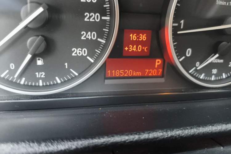 Used BMW X1 2015 sDrive18i Fashion Upgrade Edition Odometer Close Up