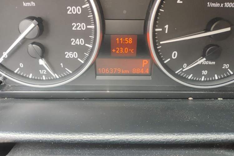 Used BMW X1 2015 sDrive18i Leading Edition Odometer Close Up