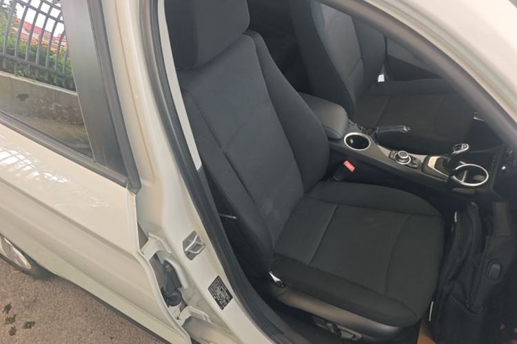 Used BMW X1 2015 sDrive18i Fashion Upgrade Edition Right Front Seat