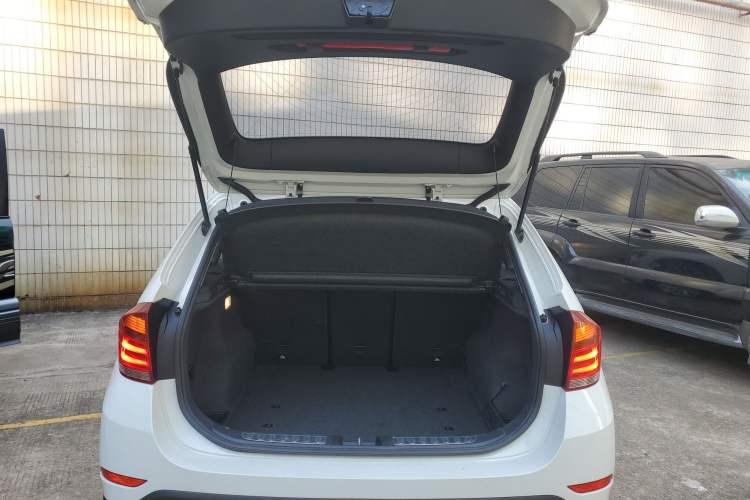 Used BMW X1 2015 sDrive18i Fashion Upgrade Edition Trunk