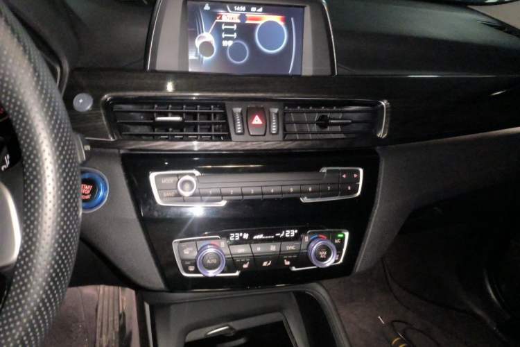 Used BMW X1 2016 sDrive18Li Premium Edition Audio And AC Panel