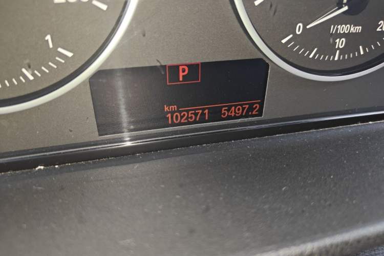 Used BMW X1 2016 sDrive18Li Premium Edition Odometer Close Up