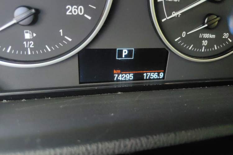 Used BMW X1 2016 sDrive18Li Fashion Model Odometer Close Up