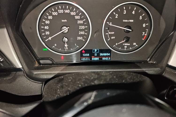 Used BMW X1 2016 sDrive18Li Fashion Model Odometer Close Up