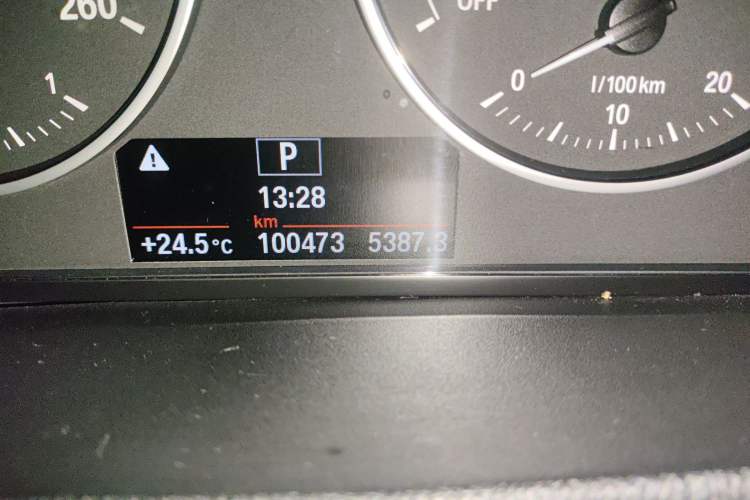 Used BMW X1 2016 sDrive20Li Luxury Model Odometer Close Up