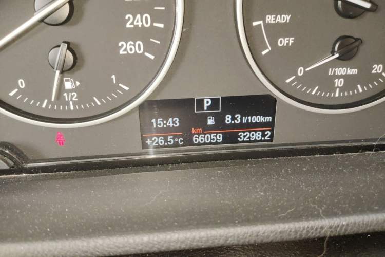 Used BMW X1 2016 sDrive18Li Premium Edition Odometer Close Up