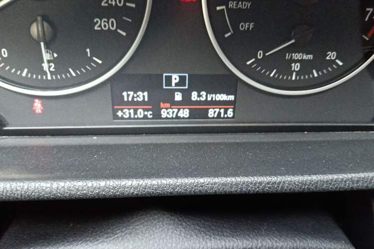 Used BMW X1 2016 sDrive18Li Premium Edition Odometer Close Up