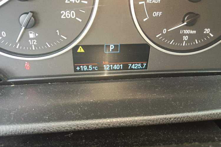 Used BMW X1 2016 sDrive18Li Fashion Model Odometer Close Up
