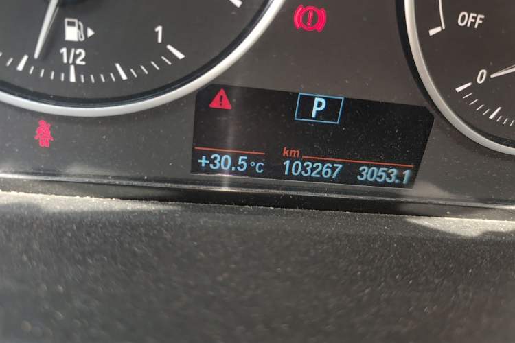 Used BMW X1 2016 sDrive18Li Fashion Model Odometer Close Up