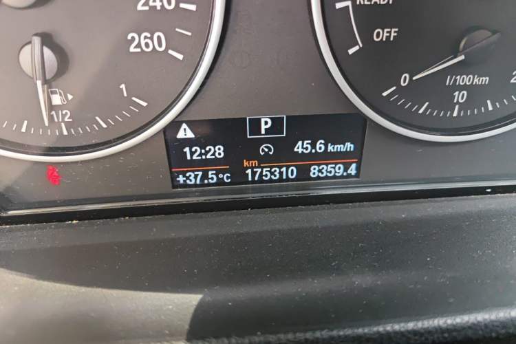 Used BMW X1 2016 sDrive18Li Fashion Model Odometer Close Up