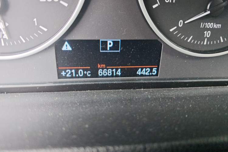 Used BMW X1 2016 sDrive18Li Premium Edition Odometer Close Up