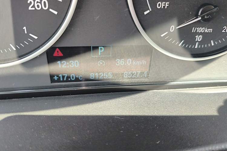 Used BMW X1 2016 sDrive18Li Fashion Model Odometer Close Up
