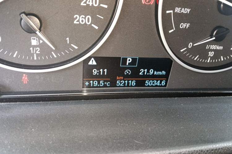 Used BMW X1 2016 sDrive18Li Premium Edition Odometer Close Up