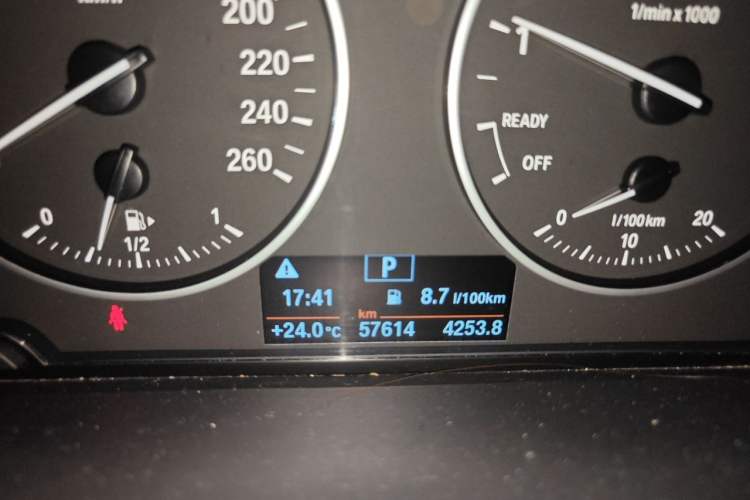 Used BMW X1 2016 sDrive18Li Fashion Model Odometer Close Up