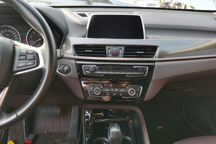 Used BMW X1 2018 xDrive20Li Luxury Edition Audio And AC Panel