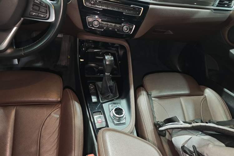 Used BMW X1 2018 xDrive20Li Luxury Edition Gear Lever