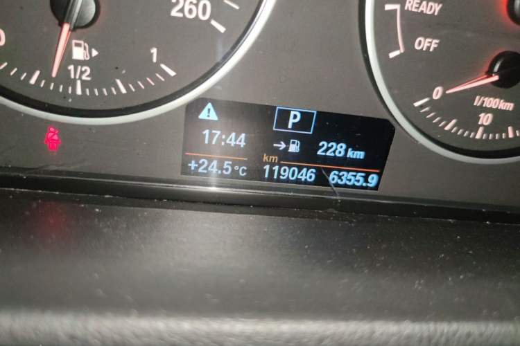 Used BMW X1 2018 sDrive20Li Leading Model Odometer Close Up