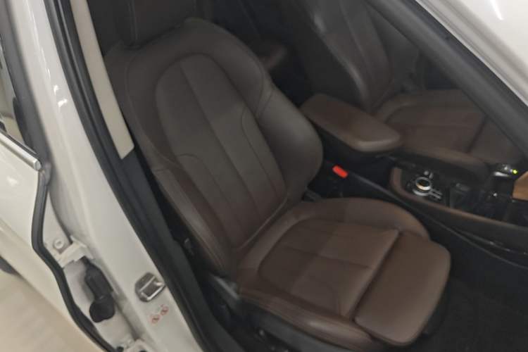 Used BMW X1 2018 xDrive20Li Luxury Edition Right Front Seat