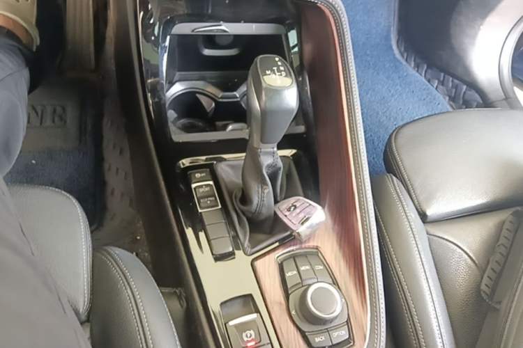 Used BMW X1 2019 sDrive18Li Premium Edition Gear Lever