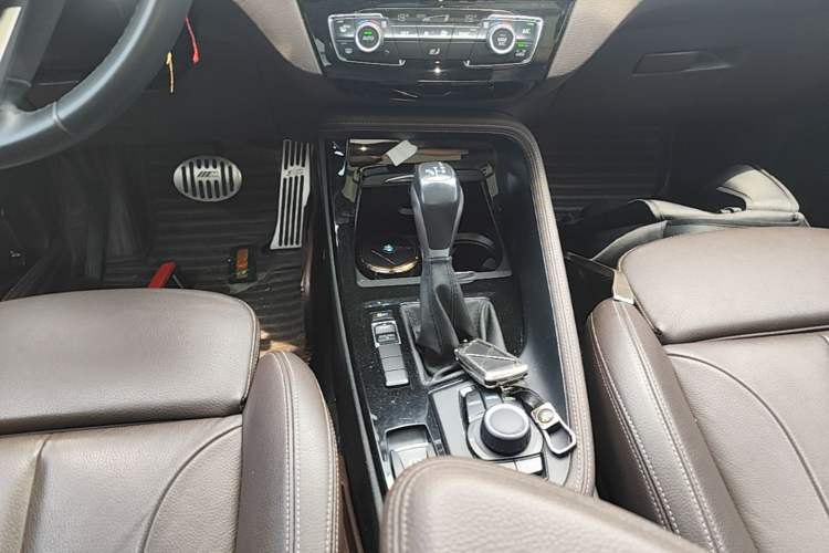 Used BMW X1 2019 sDrive18Li Premium Edition Gear Lever