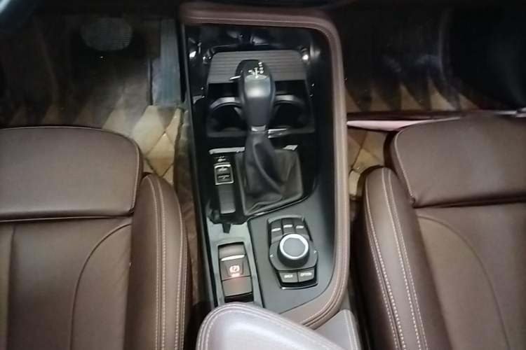 Used BMW X1 2019 sDrive18Li Premium Edition Gear Lever