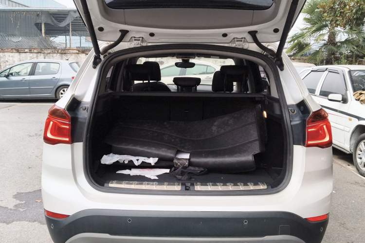 Used BMW X1 2019 sDrive20Li Leading Model Trunk