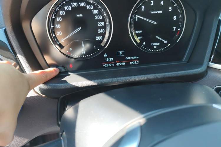 Used BMW X1 2020 sDrive20Li Fashion Model Odometer Close Up