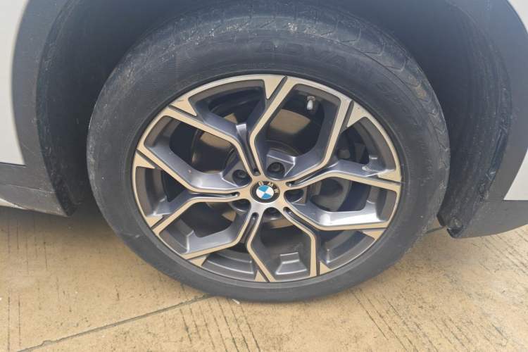 Used BMW X1 2021 Restyled sDrive20Li Premium Edition Right Front Wheel Hub