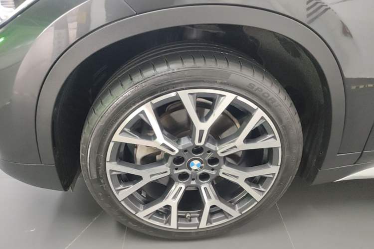 Used BMW X1 2022 Updated xDrive25Li Premium Edition Left Front Wheel Hub
