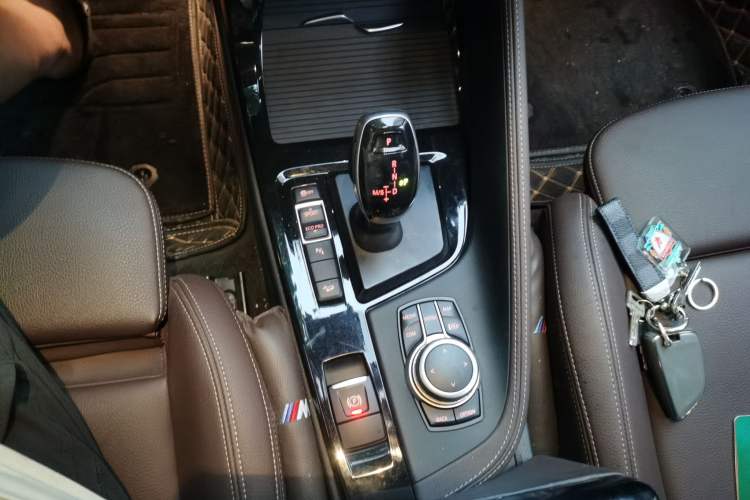 Used BMW X1 2022 Updated xDrive25Li Premium Edition Gear Lever