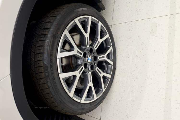 Used BMW X1 2022 Updated xDrive25Li Premium Edition Left Front Wheel Hub