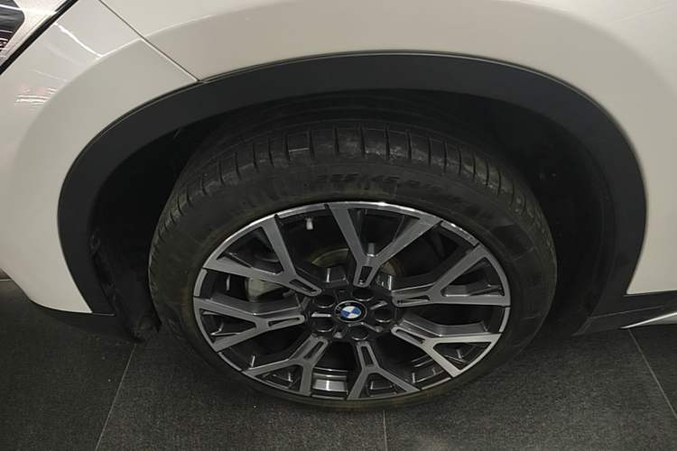 Used BMW X1 2022 Updated xDrive25Li Premium Edition Left Front Wheel Hub