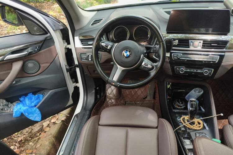 Used BMW X1 2022 Updated xDrive25Li Premium Edition Steering Wheel
