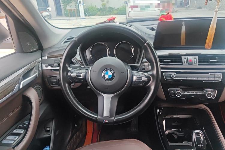 Used BMW X1 2022 Updated xDrive25Li Premium Edition Steering Wheel