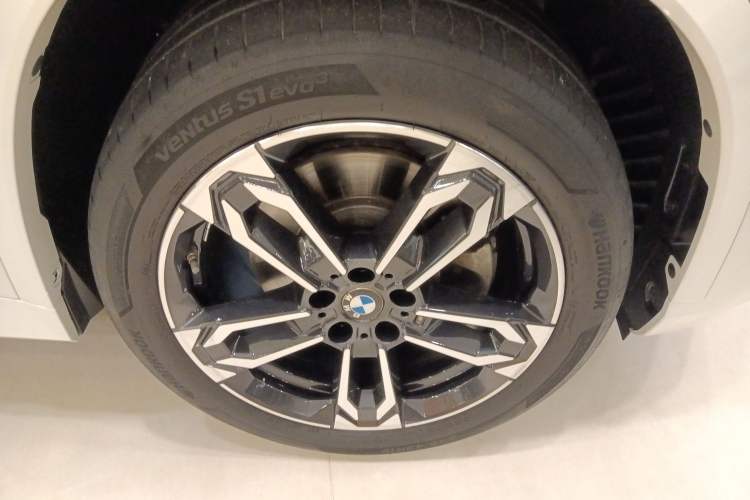 Used BMW X1 2023 sDrive25Li M Sport Package Right Front Wheel Hub
