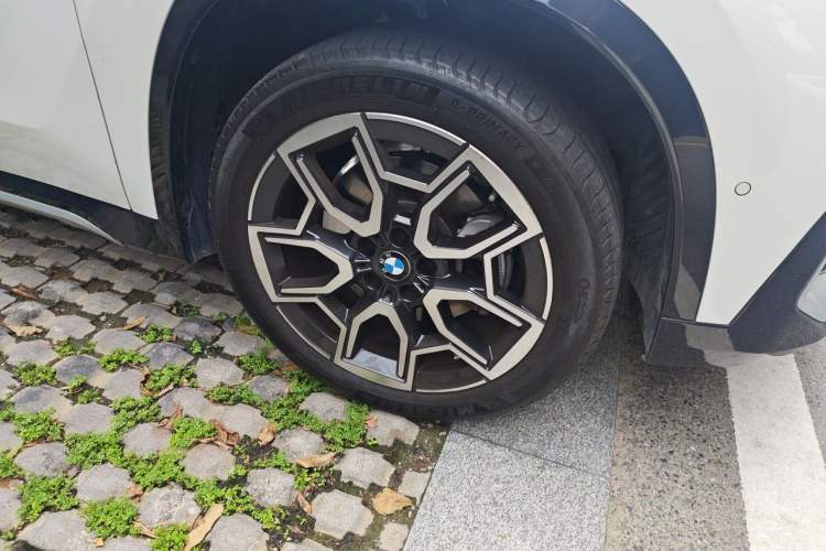 Used BMW X1 2023 sDrive25Li X Design Package Right Front Wheel Hub
