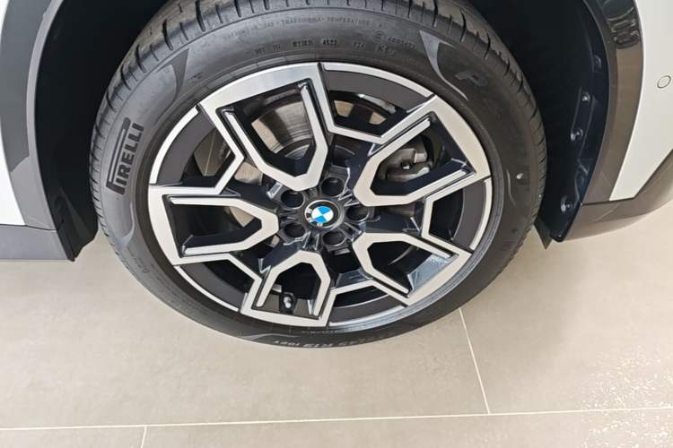 Used BMW X1 2023 sDrive25Li X Design Package Right Front Wheel Hub