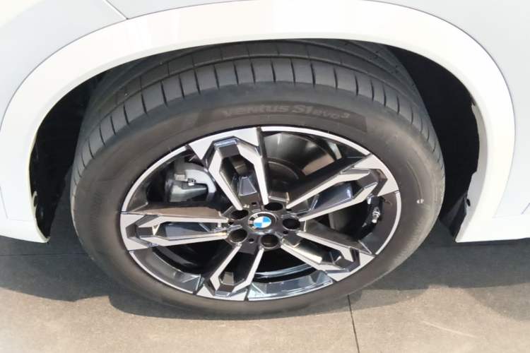 Used BMW X1 2024 sDrive25Li M Sport Package Left Front Wheel Hub