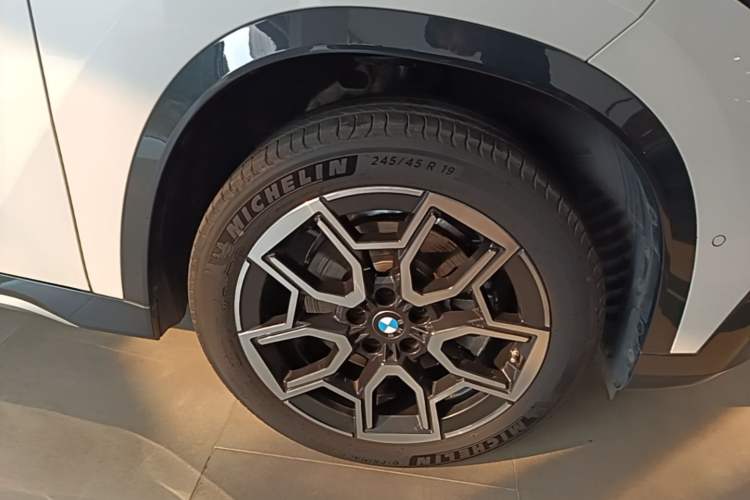 Used BMW X1 2024 sDrive25Li X Design Package Right Front Wheel Hub