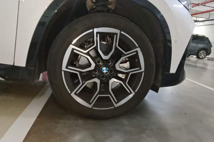 Used BMW X1 2024 sDrive25Li X Design Package Right Front Wheel Hub