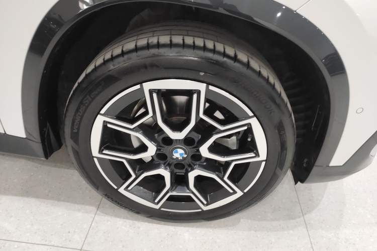 Used BMW X1 2024 sDrive25Li X Design Package Right Front Wheel Hub