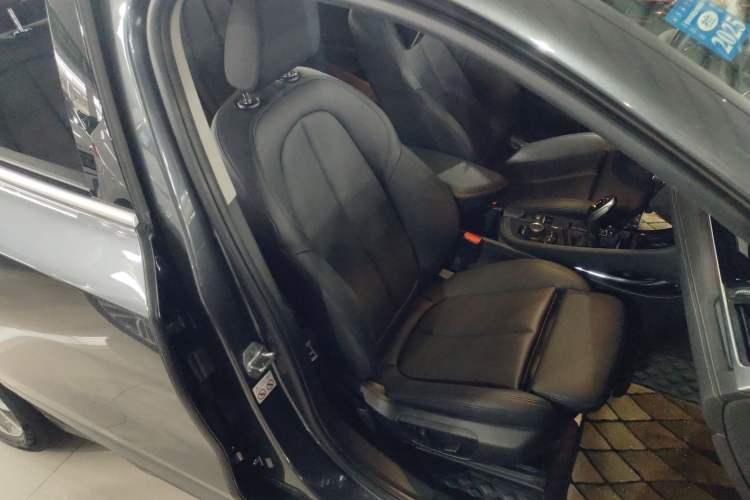 Used BMW X2 2018 sDrive25i Leading Model M Sport Package China V Right Front Seat