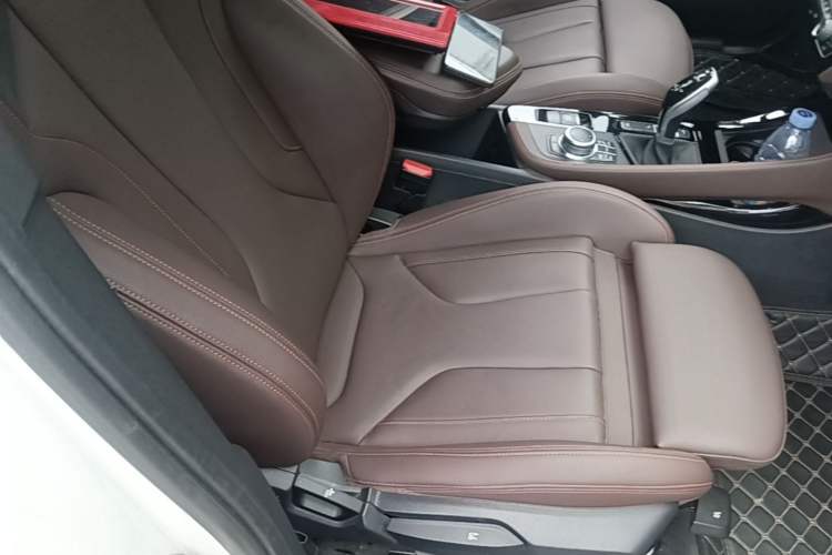 Used BMW X2 2021 Updated xDrive25i Midnight Edition Right Front Seat