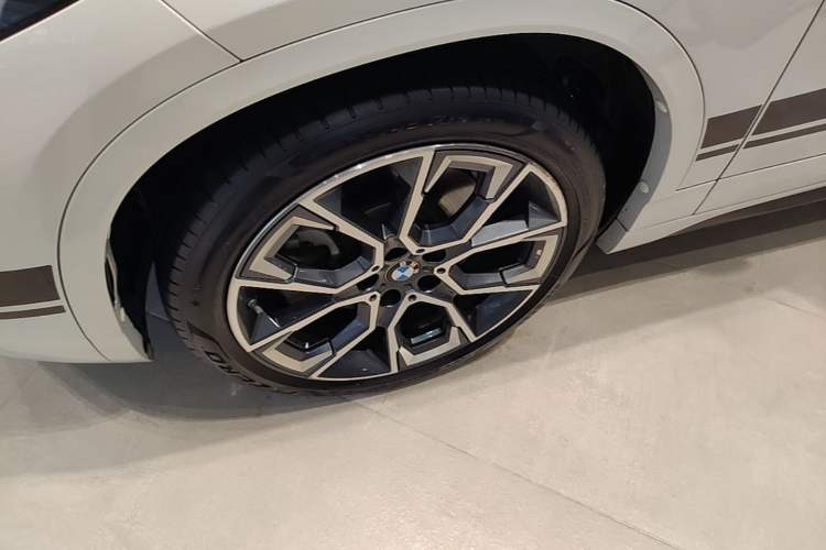 Used BMW X2 2022 xDrive25i Midnight Edition Left Front Wheel Hub