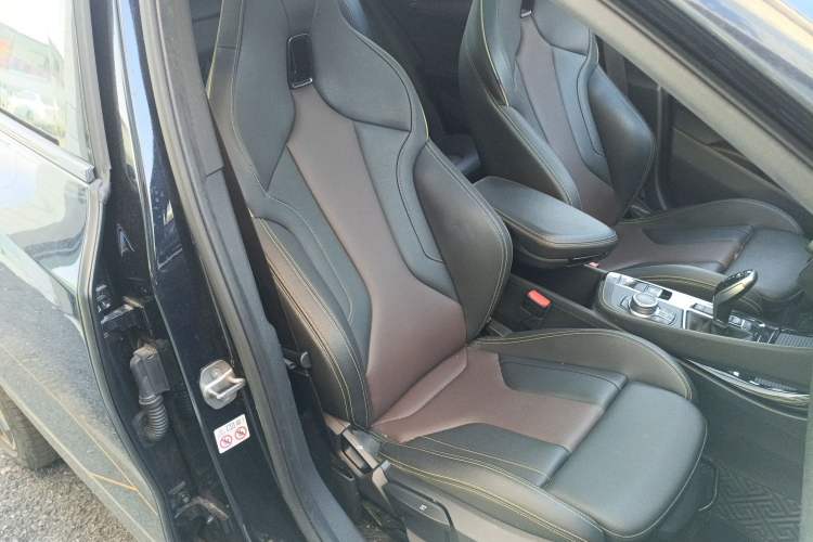 Used BMW X2 2023 xDrive 25i Shining Edition Right Front Seat