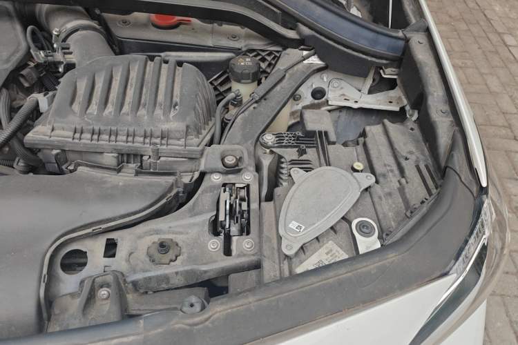 Used BMW X2 2023 xDrive 25i Shining Edition Engine Bay Left