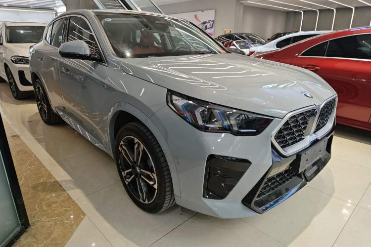 Used BMW X2 2024 sDrive25i M Sport Package Front Right 45 Deg